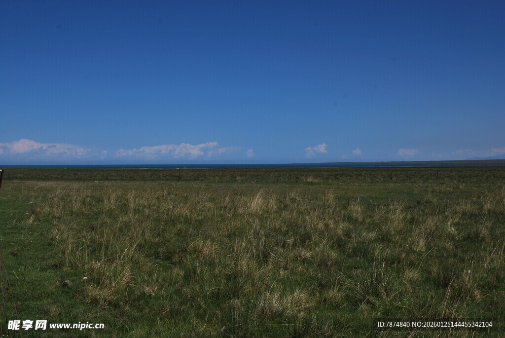 广袤草原与蓝天
