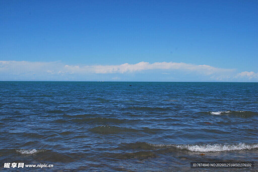 广阔海面与蓝天