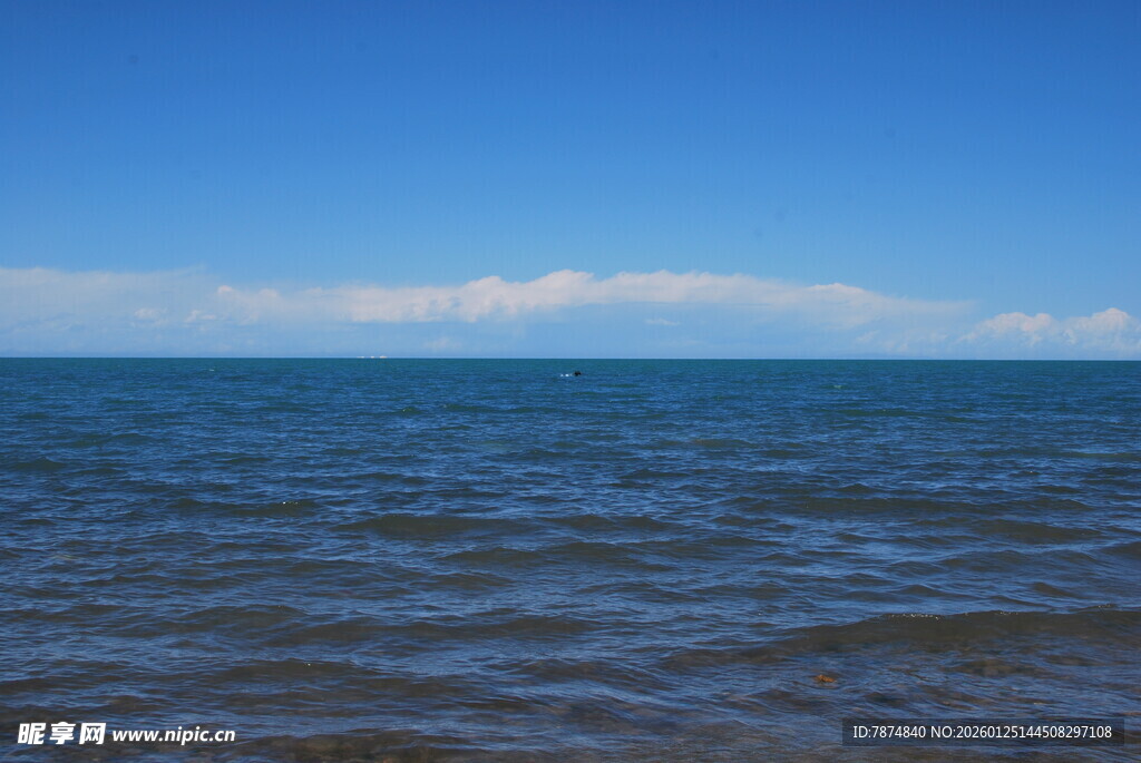 广阔海面与蓝天