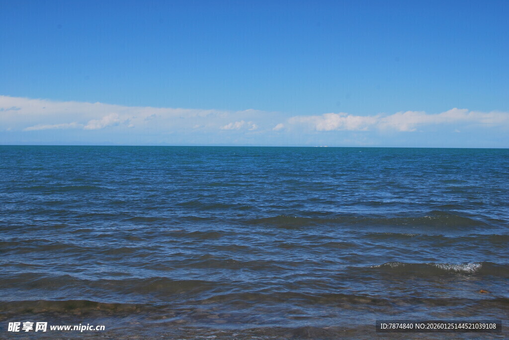 广阔海面与蓝天美景