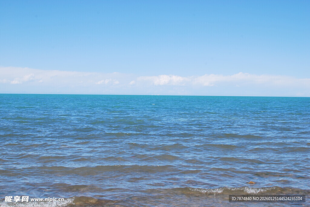 广阔蔚蓝大海的宁静景象