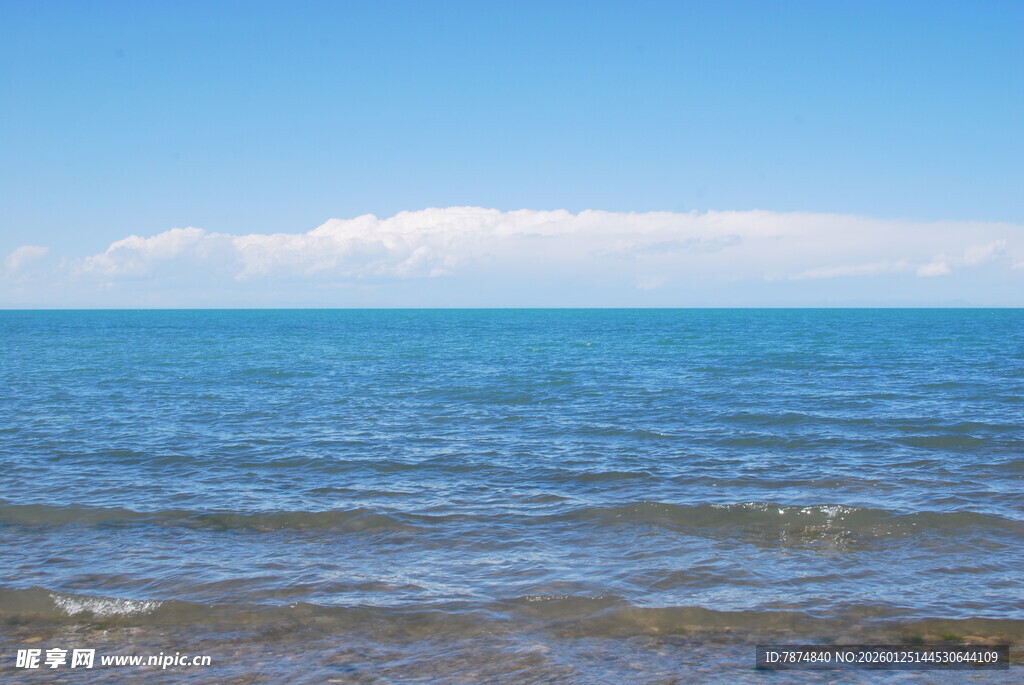 广阔海面与蓝天美景