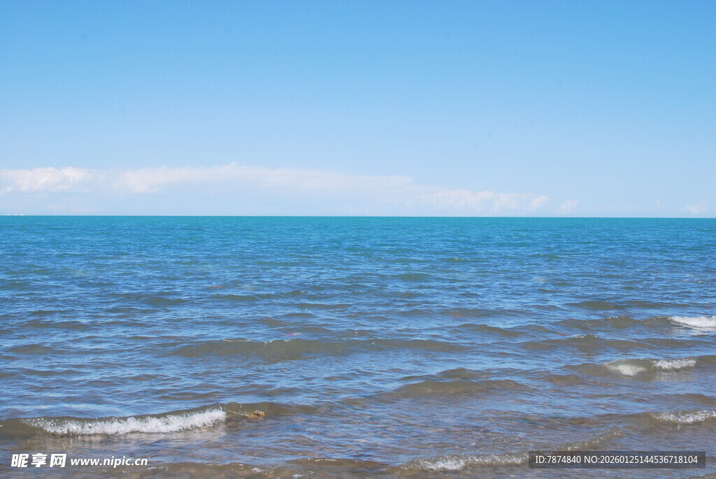 广阔海面 蓝天白云相伴