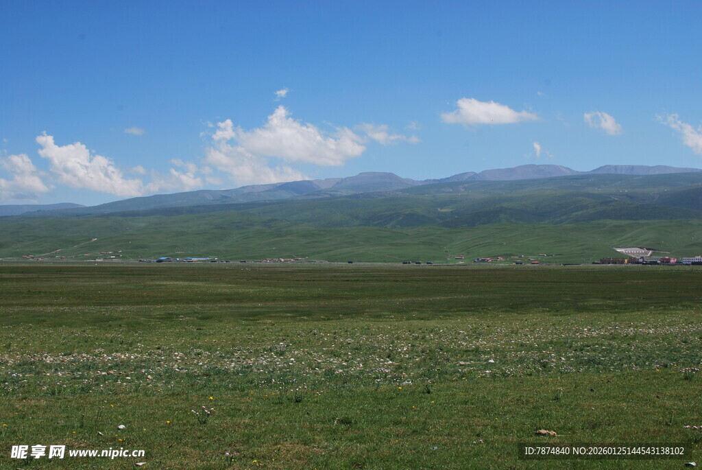 辽阔草原与远山蓝天美景
