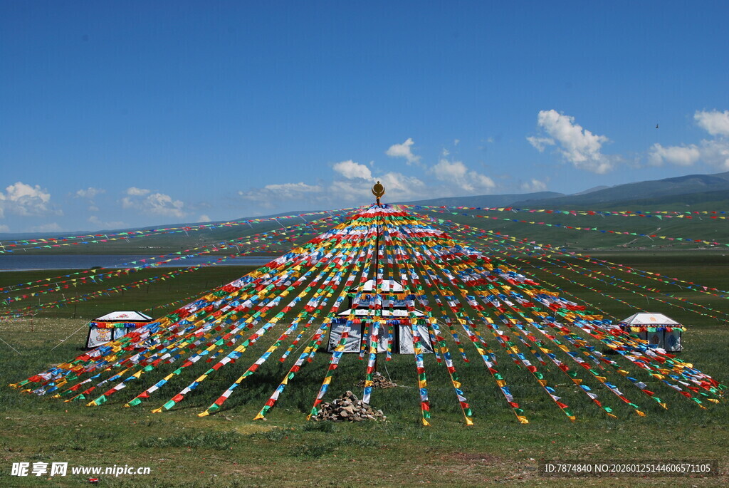 草原上的经幡阵