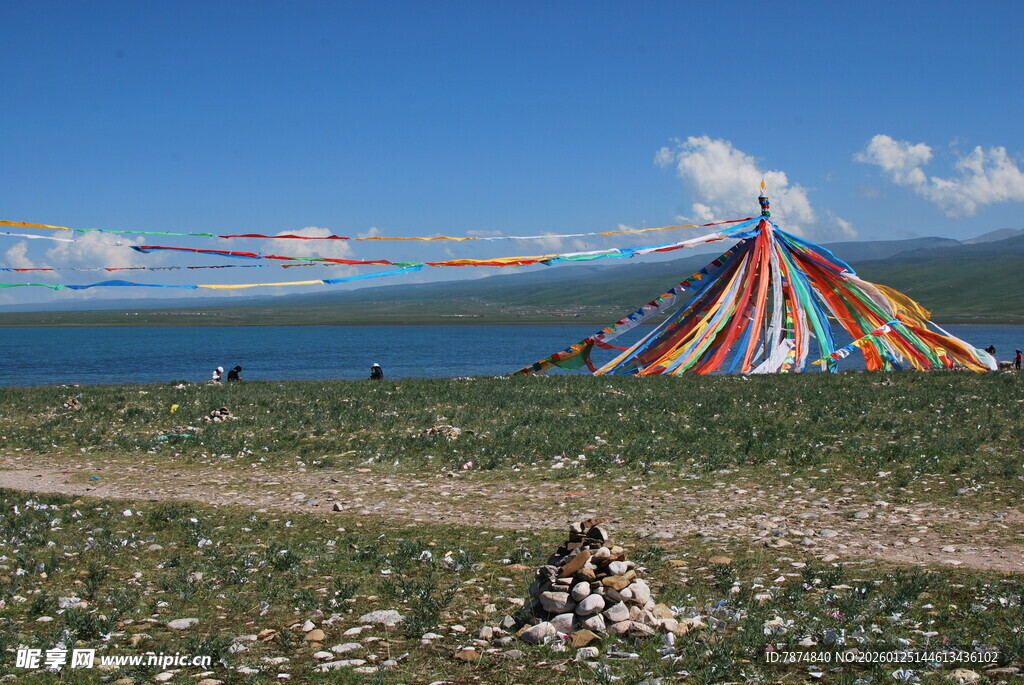 草原上的彩色经幡景观