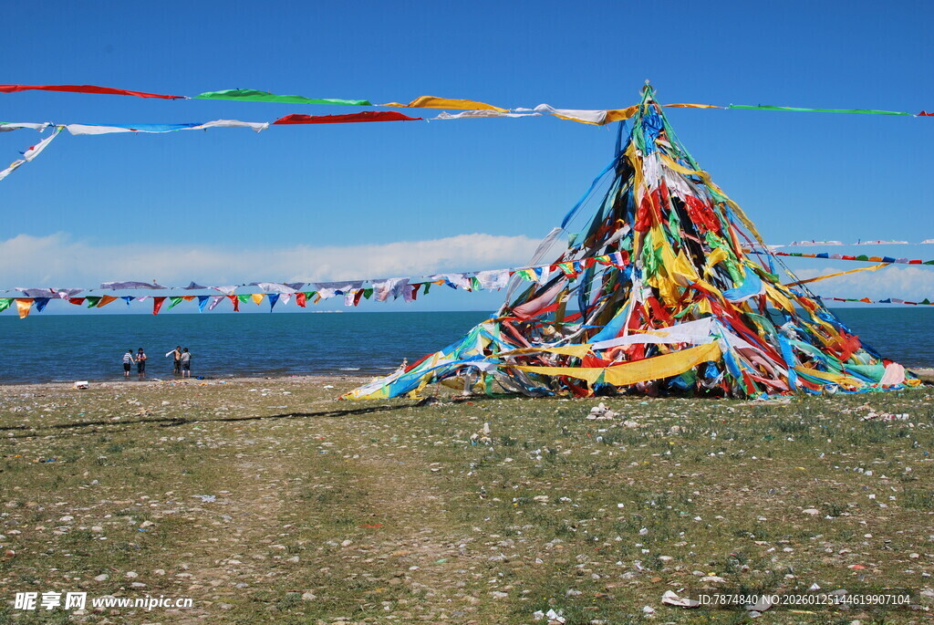 草原上的五彩经幡