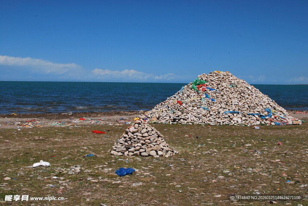 海边垃圾堆积成小山