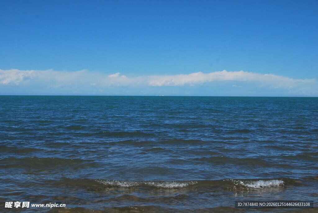 广阔海面与蓝天的美丽景致