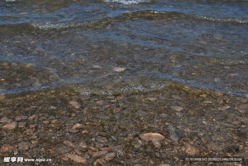 海边浅滩的清澈水波