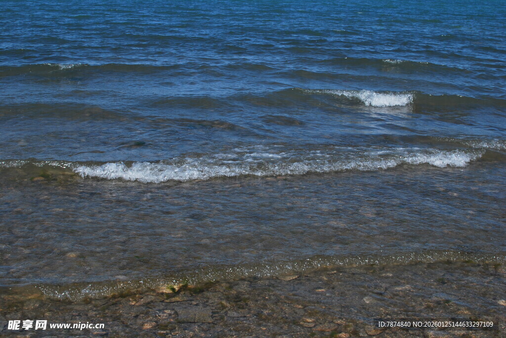 海边浅滩的蓝色波浪