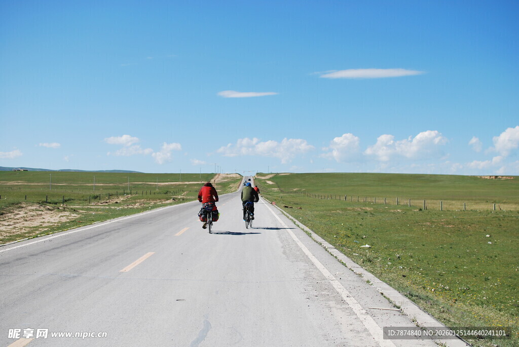 草原公路上的徒步旅人