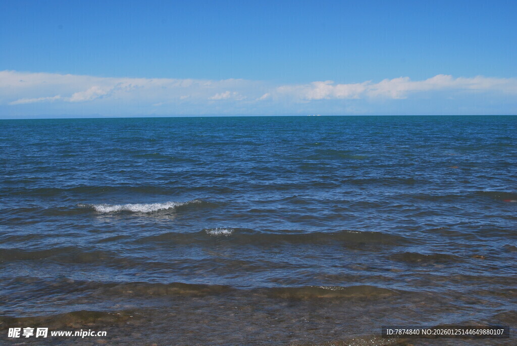 广阔海面与蓝天的美丽景致