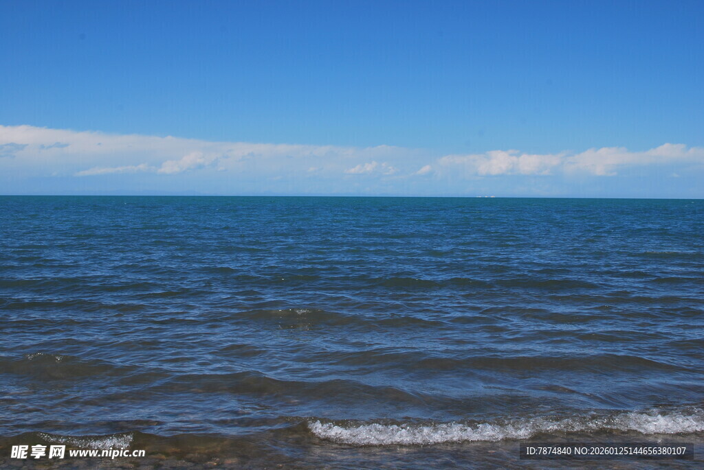 蔚蓝大海与蓝天相接美景