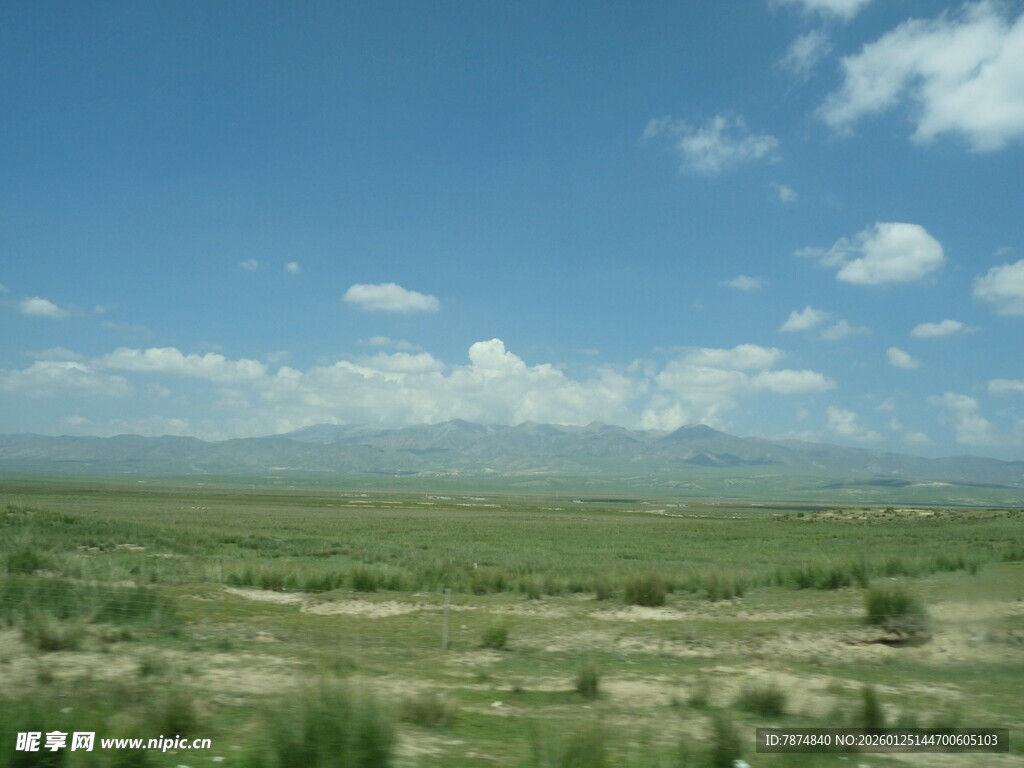 广袤草原蓝天白云景色