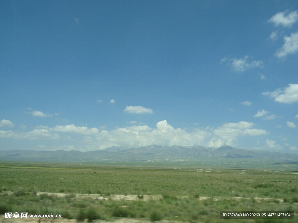 广袤草原与远处山峦蓝天
