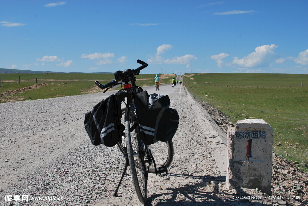 旷野中停放的长途骑行自行车