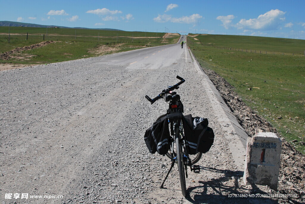 旷野中的单车与远方路