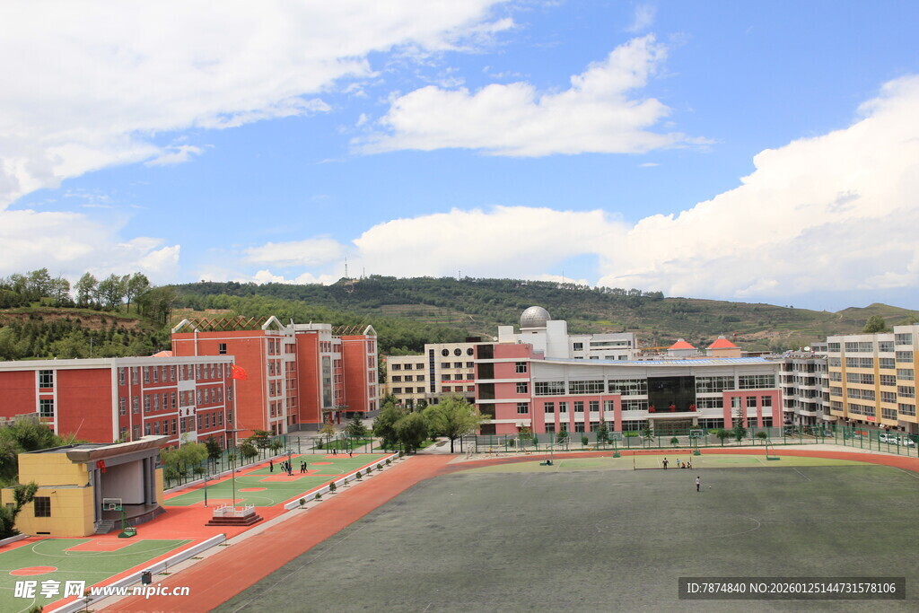 校园操场与教学楼景观