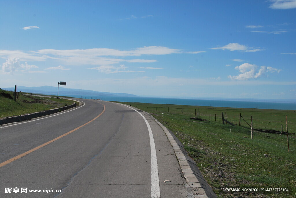 蜿蜒公路通向广阔天地