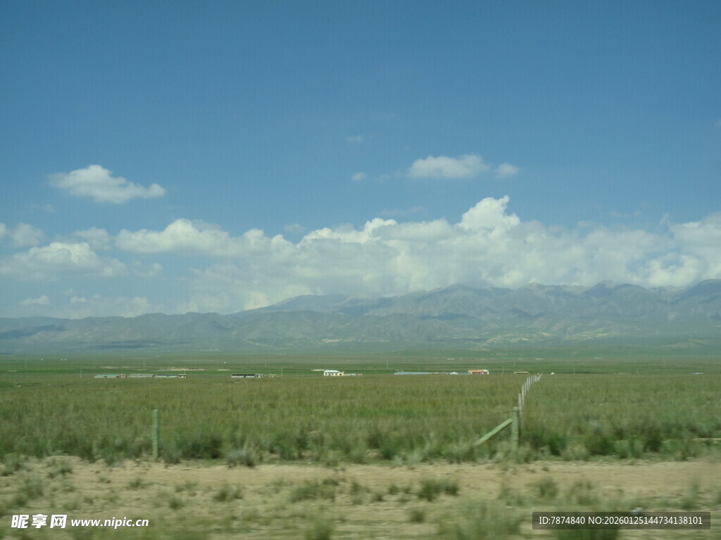 广袤原野与远处山峦风景