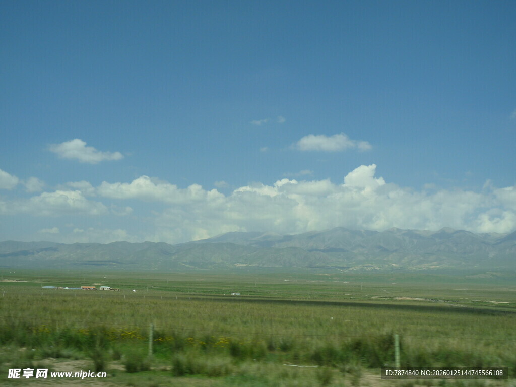 广阔原野上的蓝天与白云