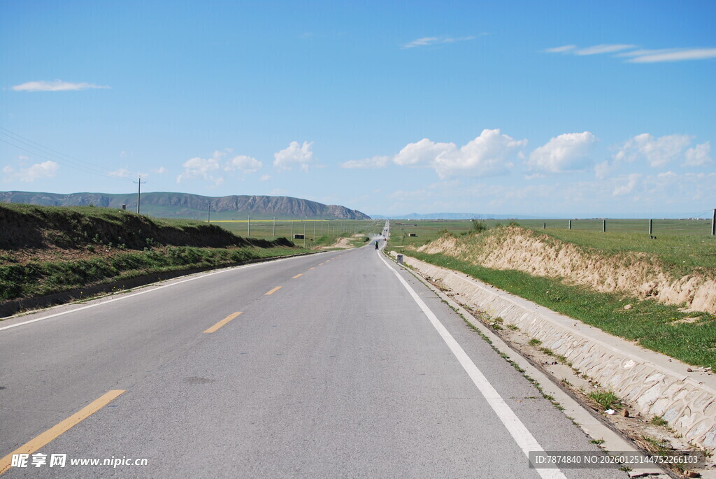 宽阔公路延伸向远方