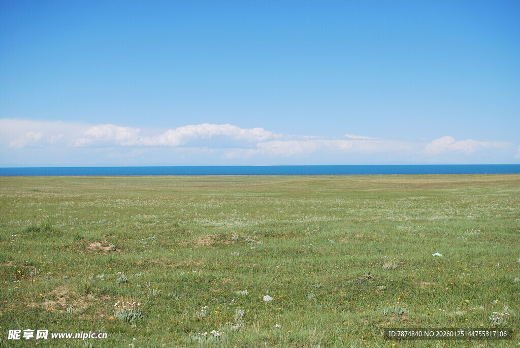 广袤草原与蓝天碧海