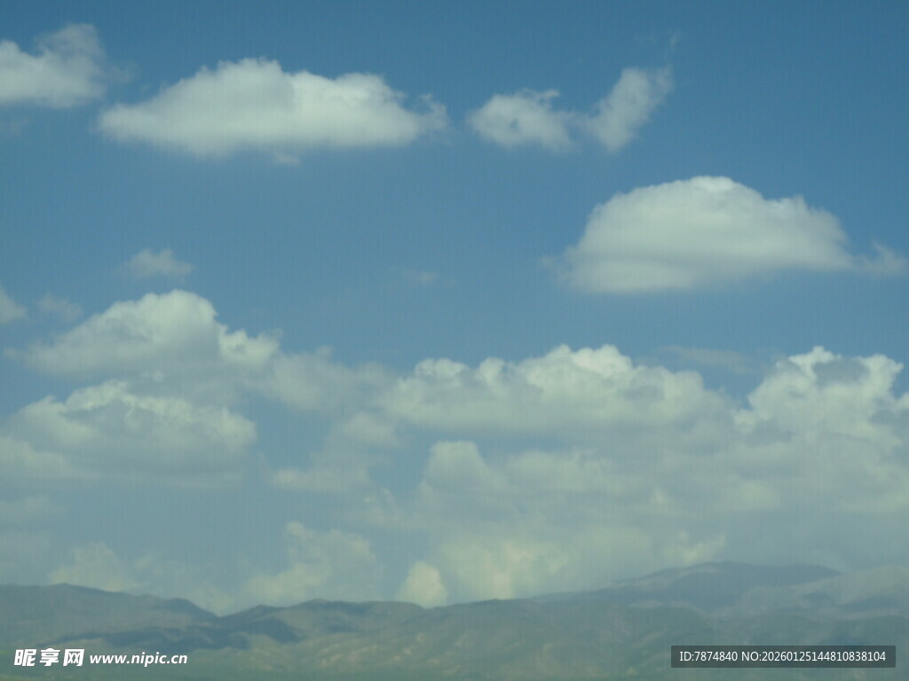 蓝天白云下的远山景色