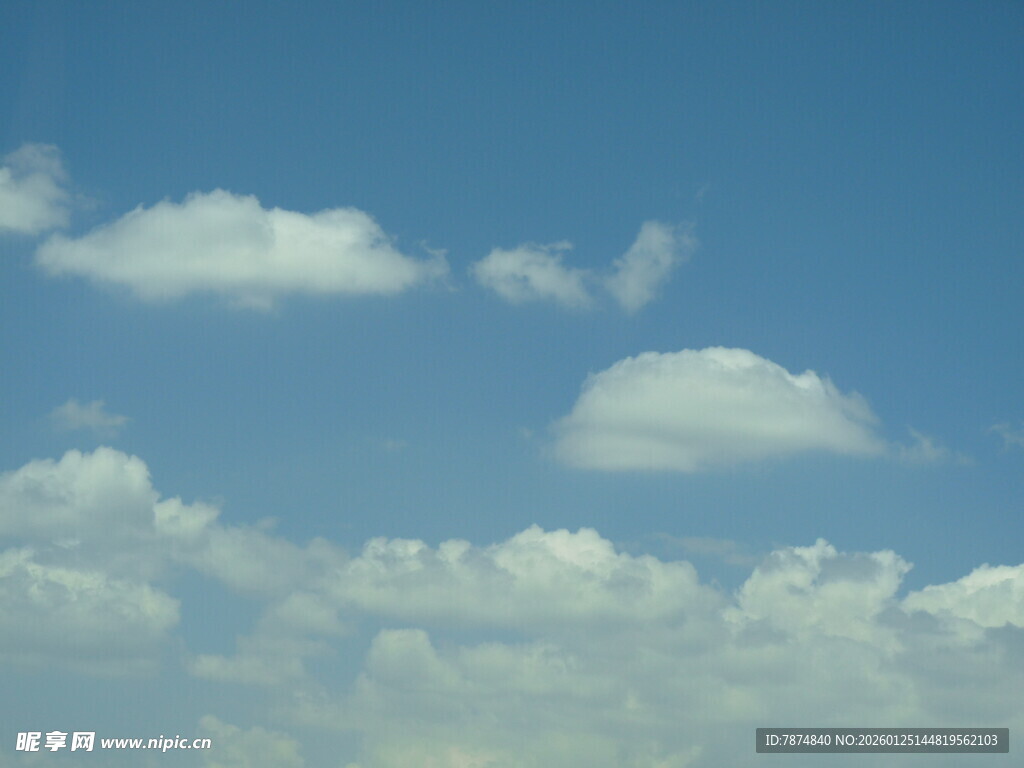 蓝天中的朵朵白云