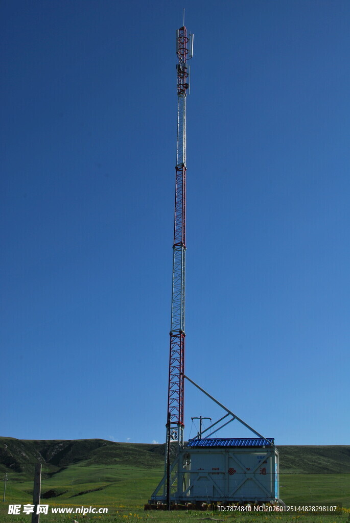 草原上的通信信号塔