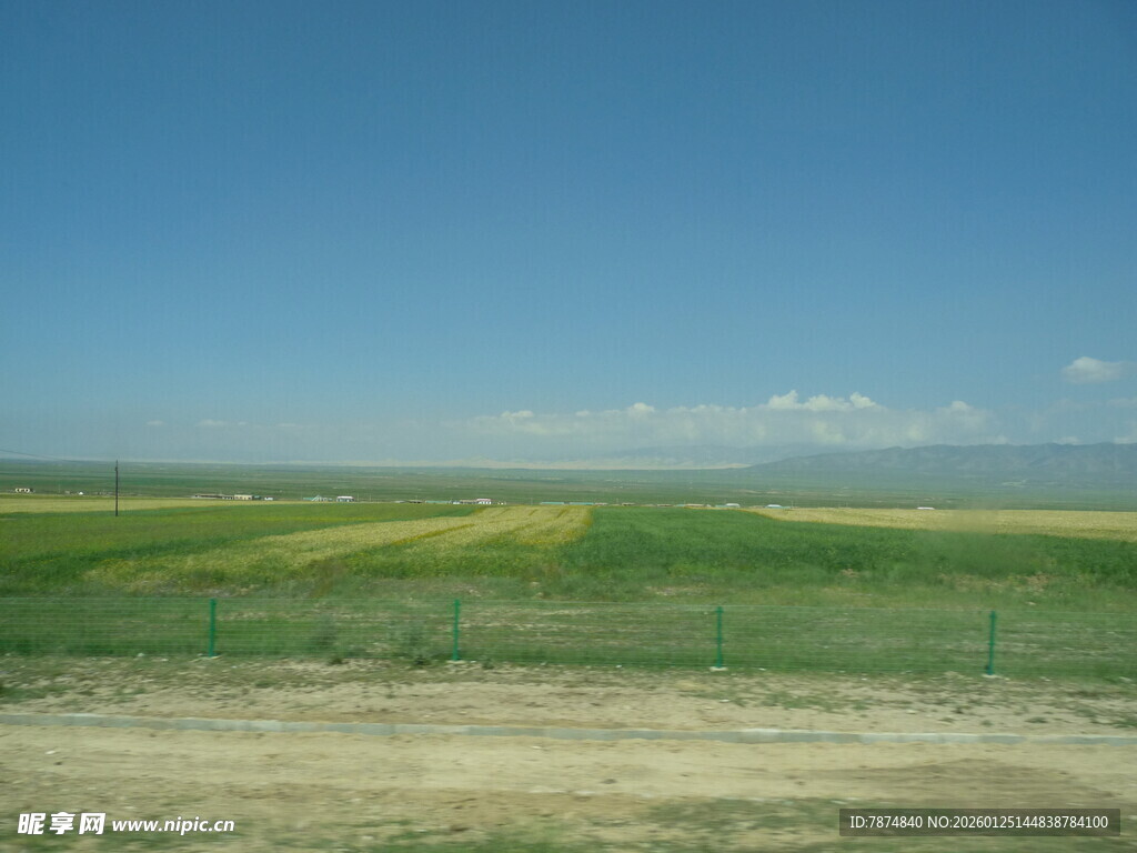 广袤田野蓝天美景