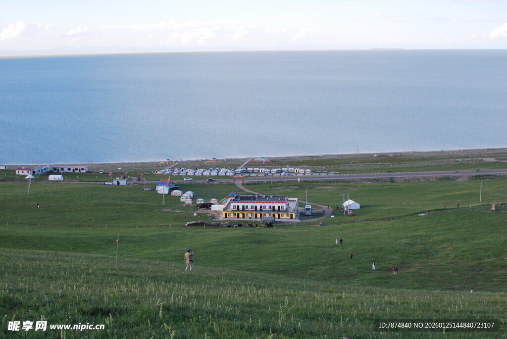 草原上的露营场景