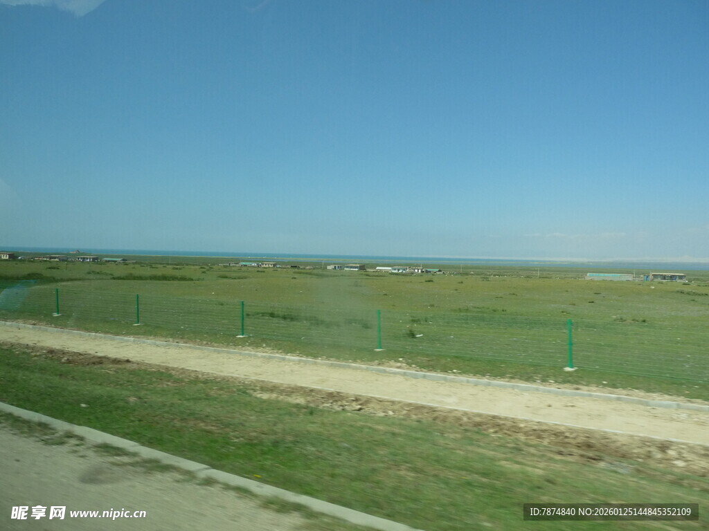 宽阔公路旁的开阔原野