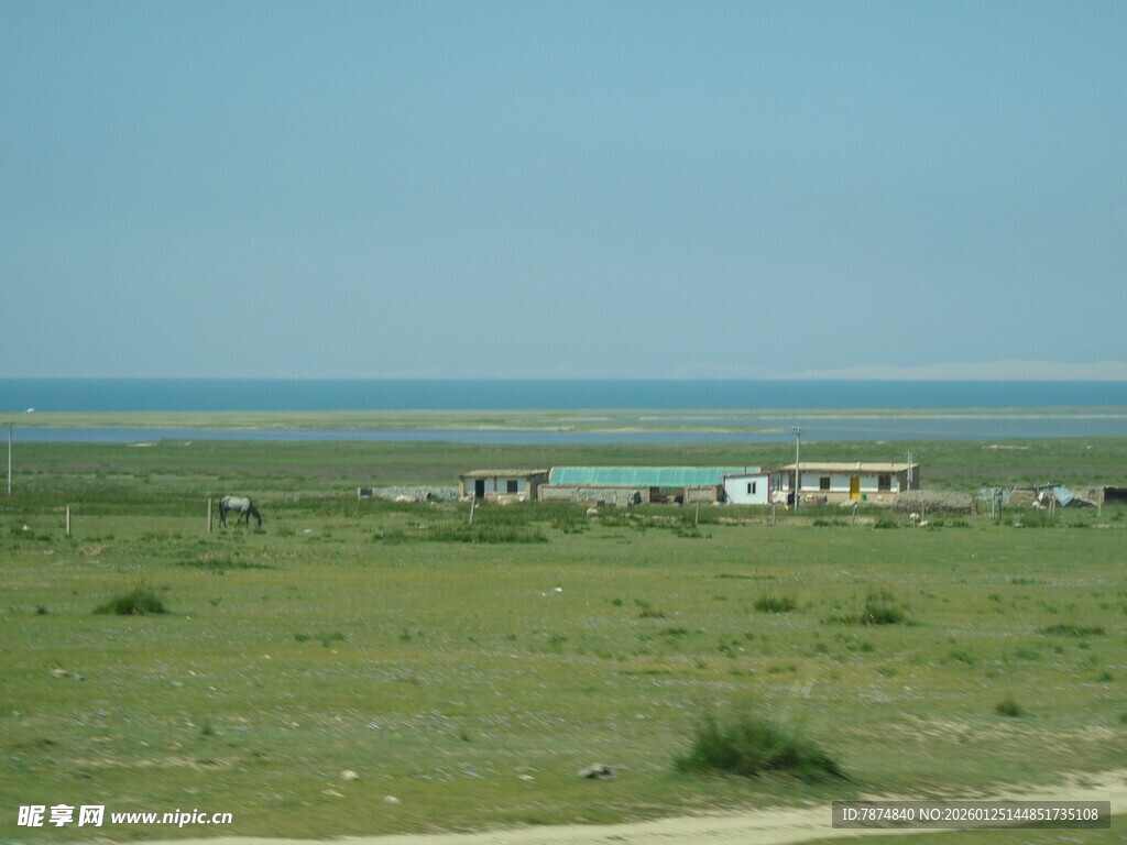 草原上的房屋与辽阔远景
