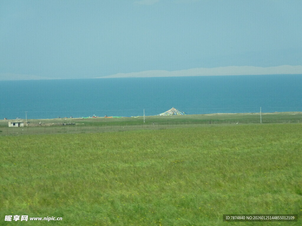 草原与海的美丽景致
