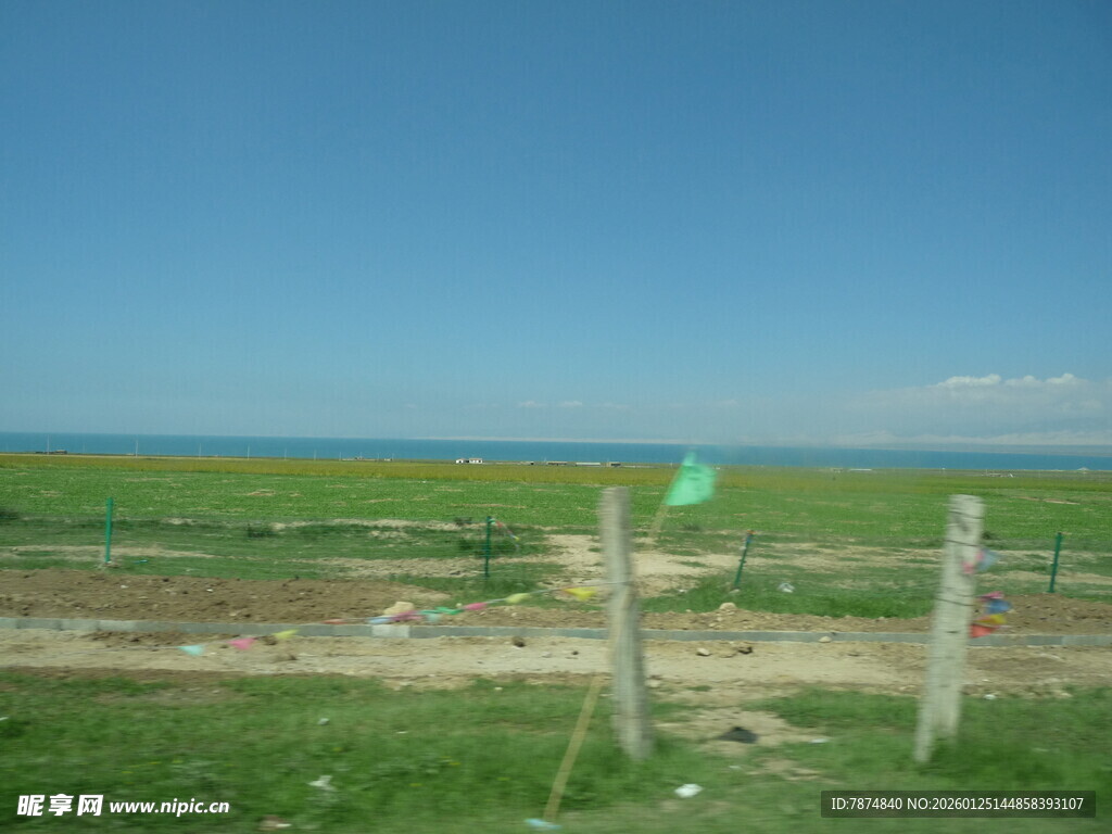 田野风光中的简易木栅栏