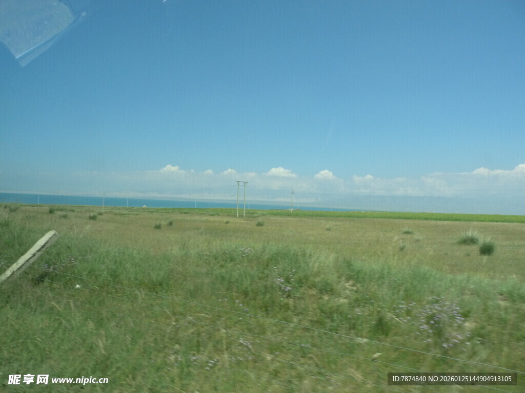 广袤草原上的开阔蓝天