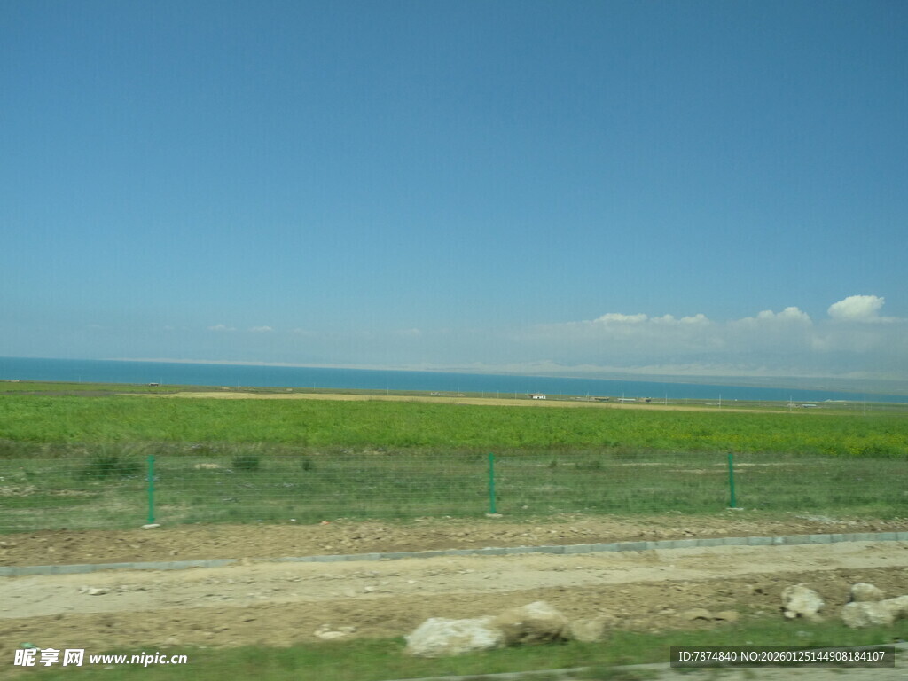 草原旷野与蓝天美景