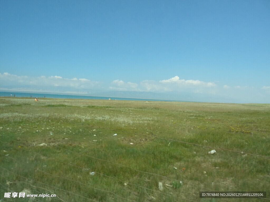 广袤草原与蓝天美景