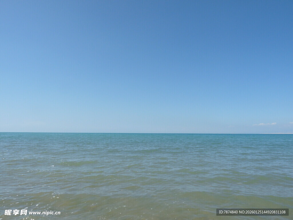 广阔海面与蓝天