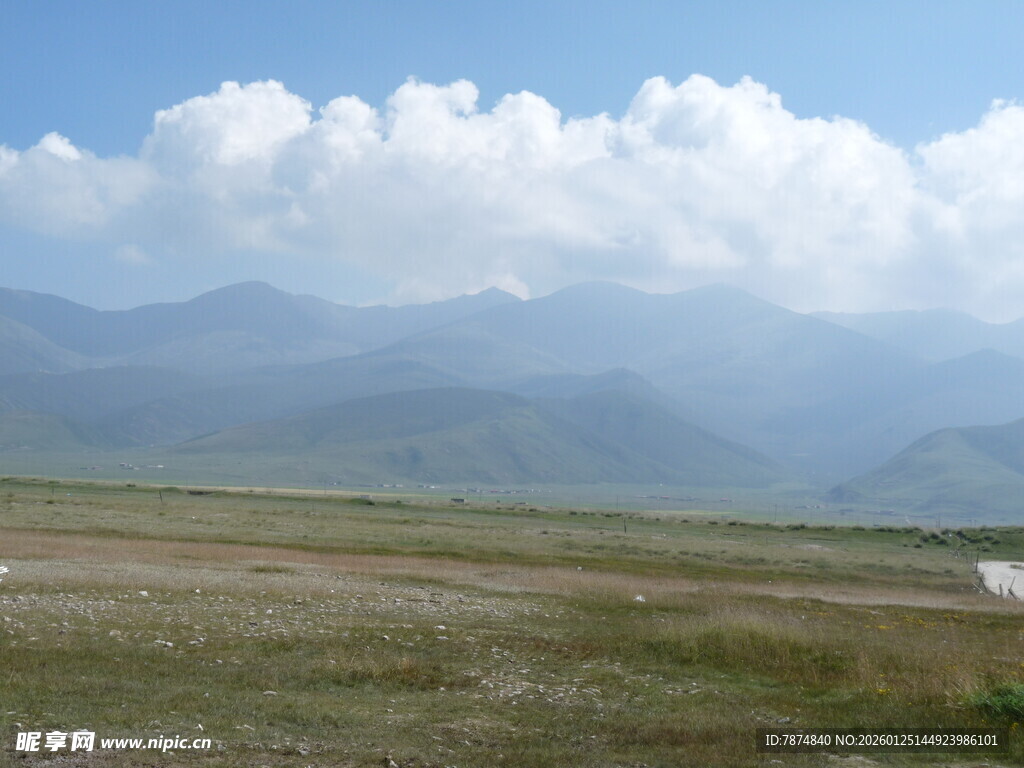 高山草原上的蓝天白云