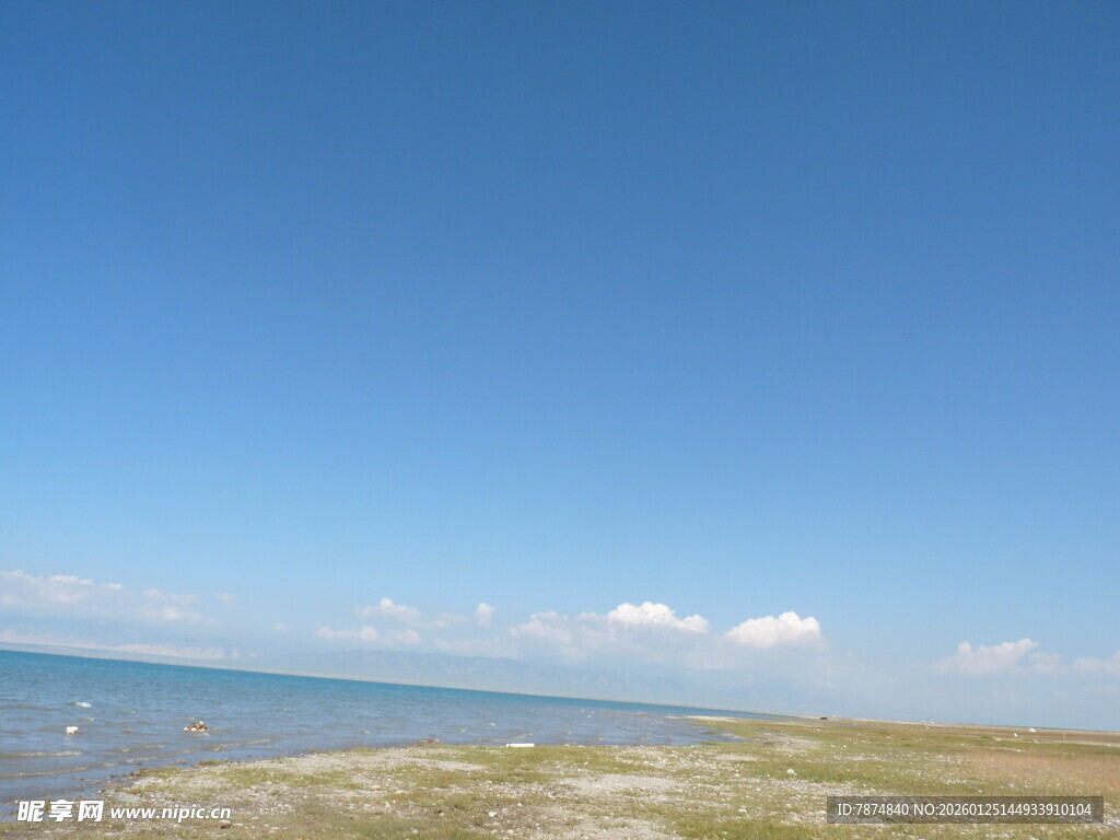 广阔蓝天与无垠大地景观