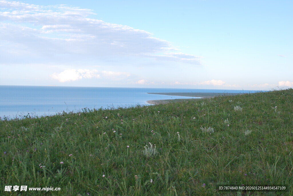 草原边的辽阔蓝色水域