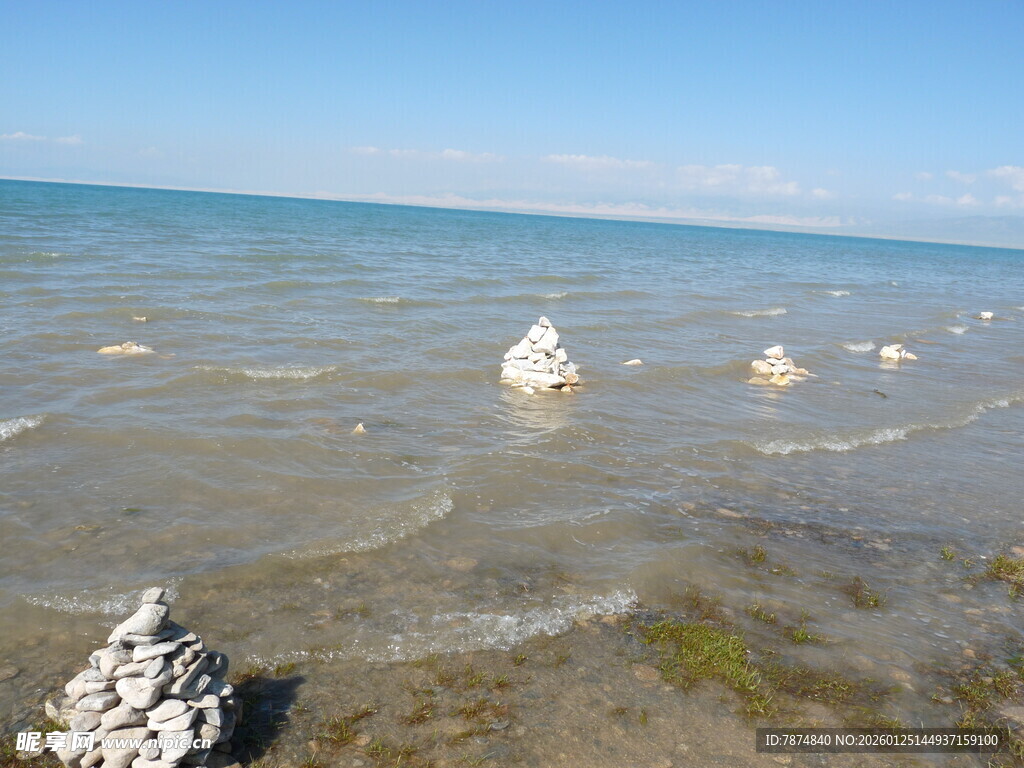 海边浅滩的白色礁石景观