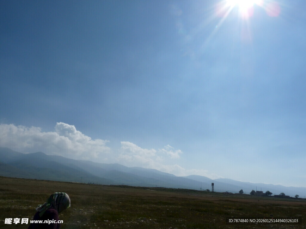 草原上的阳光与远方景色