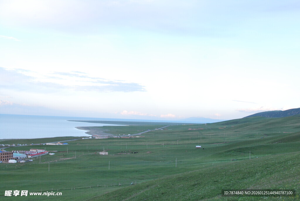 草原风光与远处的水域