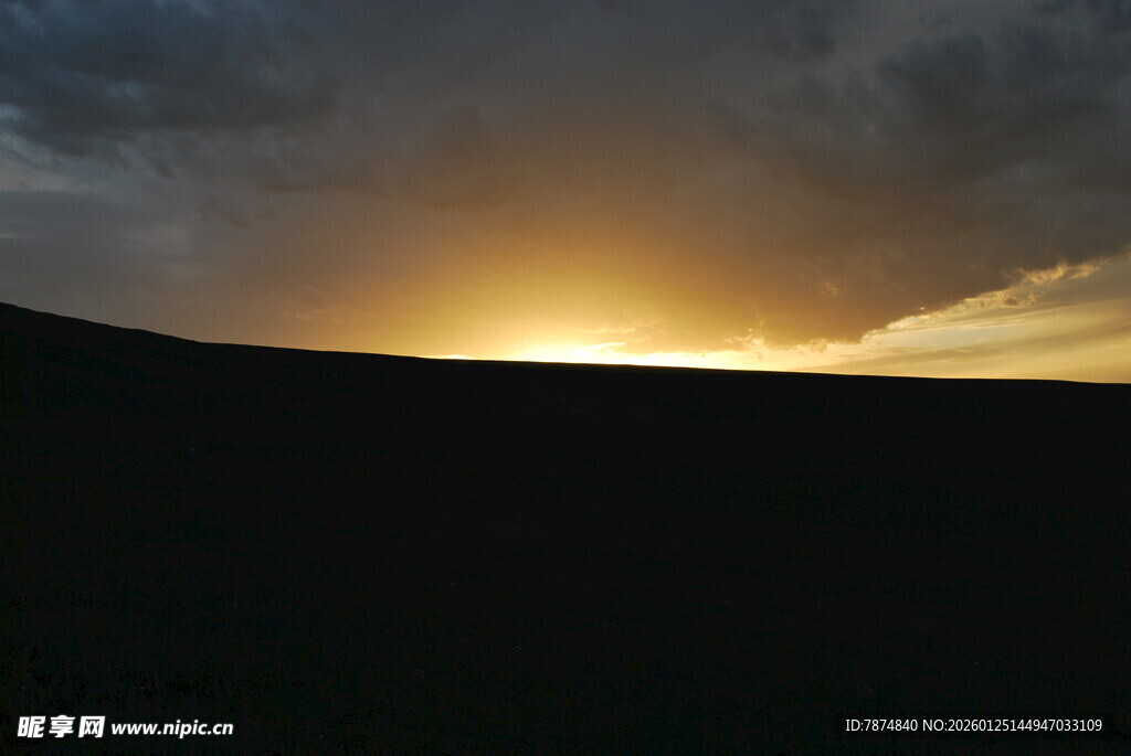 黄昏时分的壮丽天空景观