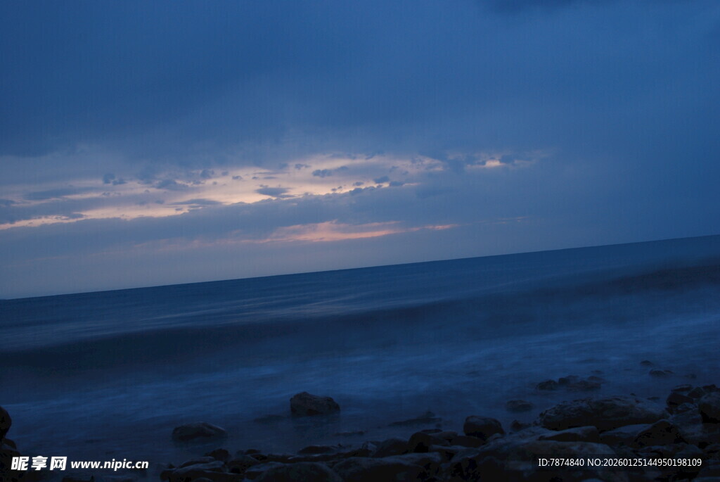黄昏下的宁静海边景色