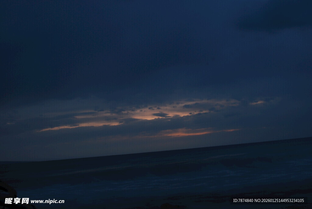 夜幕下的海边绚丽霞光